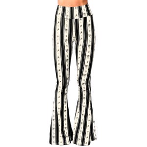 Op de afbeelding: Broek met hoge taille en uitlopende pijpen met een zwart en crèmekleurig verticaal streepjespatroon. De broek heeft een bloemenontwerp dat tussen de strepen is geplaatst, wat een vintage-geïnspireerde look creëert. De stof lijkt een rekbaar materiaal te zijn.
