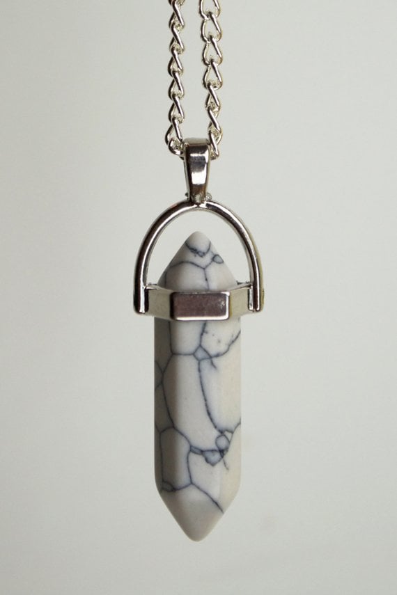 Een Zeshoekige Hanger Van Verzilverd Metaal Met Zilveren Belletjes Oosters Werk De Ketting Is Toegevoegd En Van Koper