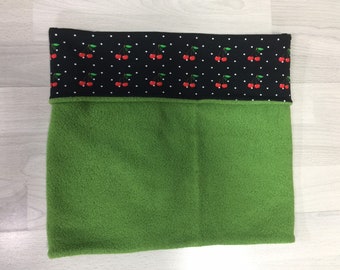 Boucle pour tourner la toison verte avec des cerises