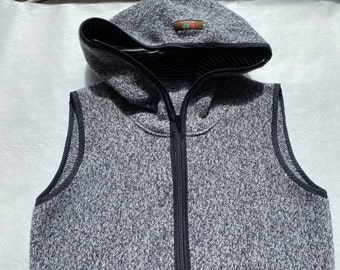 Size M, sleeveless knitted vest