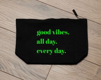 Kulturbeutel / Kosmetiktasche mit  Aufdruck / "good vibes. all day. every day."