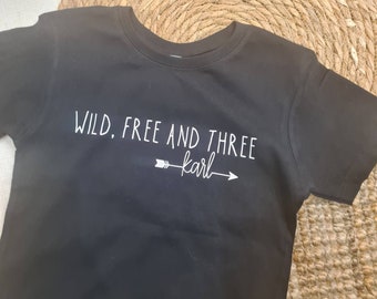 Personalisiertes Geburtstagsshirt für den dritten Geburtstag | wild, free and three | Namensshirt | Kindergeburtstag