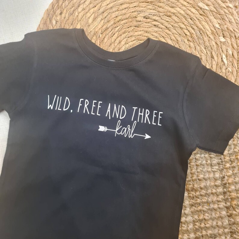 Personalisiertes Geburtstagsshirt für den dritten Geburtstag wild, free and three Namensshirt Kindergeburtstag Bild 1