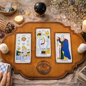 Planche Cartomancie Bois Gravé – Tarot Card Reading Board, Support Tarot Altar, Divination Tool, Witchcraft Decor, Tarot Reader Gift