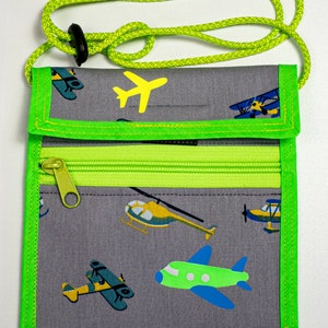 Bolsa de cuello para niños "aviones" con tiras reflectantes, bolsillo transparente y tapón de cordón
