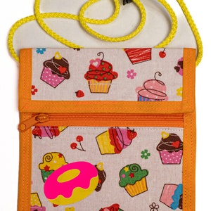 Monedero de cuello para niño "Muffins and Donut" con tiras reflectantes, compartimento transparente y tapón de cordón