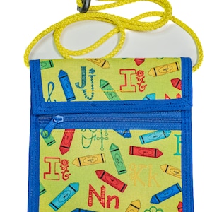 Bolsa de cuello para niños "crayones y letras" con tiras reflectantes y compartimento transparente