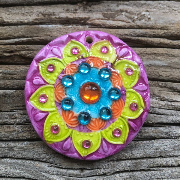 Grand pendentif en porcelaine artisanale  "mandala bohème"