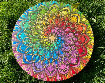 Peinture acrylique dot painting, mandala sur toile, mandala dot art aux couleurs arc-en-ciel