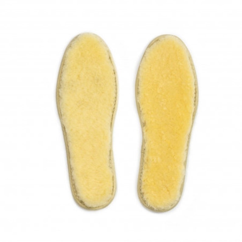 Peut inclure: Une paire de semelles int&eacute;rieures en peau de mouton beige. Les semelles int&eacute;rieures sont en peau de mouton douce et moelleuse et ont une couleur beige.
