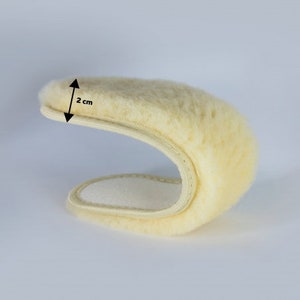 Peut inclure: Un couvre-volant en peau de mouton cr&egrave;me avec une bande de 2 cm de large. Le couvre-volant est fait de peau de mouton douce et moelleuse et est con&ccedil;u pour offrir une prise en main confortable du volant.