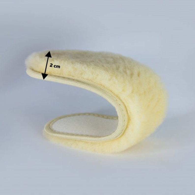 Peut inclure: Un couvre-volant en peau de mouton cr&egrave;me avec une bande de 2 cm de large. Le couvre-volant est fait de peau de mouton douce et moelleuse et est con&ccedil;u pour offrir une prise en main confortable du volant.