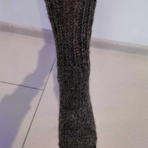 K&ouml;nnte beinhalten: Ein Paar dunkelgraue Wollsocken mit einem gerippten Strickmuster.