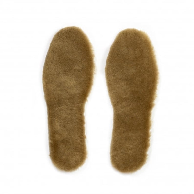 Peut inclure: Une paire de semelles int&eacute;rieures en peau de mouton marron. Les semelles int&eacute;rieures sont con&ccedil;ues pour apporter chaleur et confort.