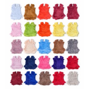 Puede incluir: Una colección de veinticinco pequeñas piezas de tela de felpa texturizada en varios colores. Los colores incluyen azul claro, marrón, rojo, burdeos, rosa, verde, naranja, amarillo, beige, azul, gris, azul marino, rosa intenso, morado y rojo oscuro.