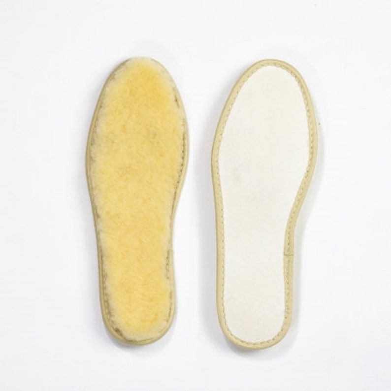 Peut inclure: Une paire de semelles en peau de mouton, l'une avec une doublure en polaire blanche et l'autre avec une doublure en cuir blanc.