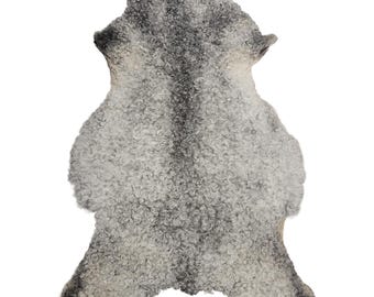 Auténtica piel de oveja de Gotland: gris natural, rizada y única.