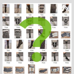 K&ouml;nnte beinhalten: Eine Sammlung von 28 verschiedenen Paaren gestrickter Wollsocken in verschiedenen Farben und Mustern. Die Socken sind in einem Rasterformat angeordnet, wobei jedes Paar in seinem eigenen Quadrat liegt.