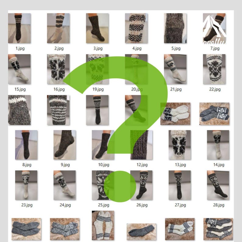 K&ouml;nnte beinhalten: Eine Sammlung von 28 verschiedenen Paaren gestrickter Wollsocken in verschiedenen Farben und Mustern. Die Socken sind in einem Rasterformat angeordnet, wobei jedes Paar in seinem eigenen Quadrat liegt.