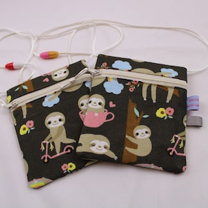 Kleiner Kinder-BRUSTBEUTEL "Faultier" mit Sicherheitsverschluss und Reflektorfähnchen; Brusttasche, Geldbörse, Geldbeutel
