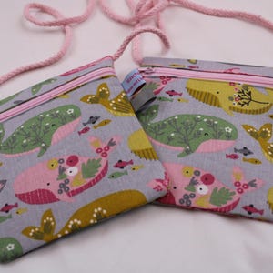 Kinder-BRUSTBEUTEL "Bunte Walfische" mit Reißverschluss und Reflektorfähnchen; Brusttasche, Geldbörse, Geldbeutel