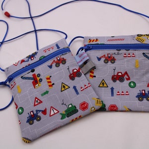 Kleiner Kinder-BRUSTBEUTEL "Baustelle/grau" mit Sicherheitsverschluss und Reflektorfähnchen; Brusttasche, Geldbörse, Geldbeutel