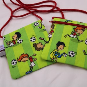 Kinder-BRUSTBEUTEL "Fußballspieler" mit Reißverschluss und Reflektorfähnchen; Brusttasche, Geldbörse, Geldbeutel