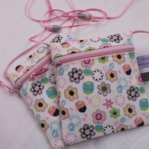 Kleiner Kinder-BRUSTBEUTEL "Blumen pastell" mit Sicherheitsverschluss und Reflektorfähnchen; Brusttasche, Geldbörse, Geldbeutel
