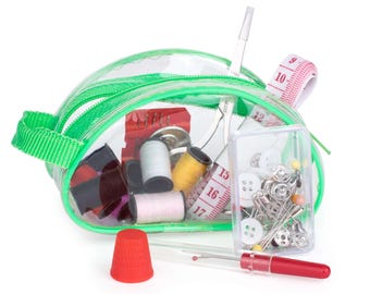 Könnte beinhalten: Ein transparentes Nähset mit Reißverschluss und grüner Umrandung, das Garnrollen, ein Maßband, Knöpfe, Nadeln und einen roten Fingerhut enthält. Das Set beinhaltet eine Schere und einen Nahttrenner.