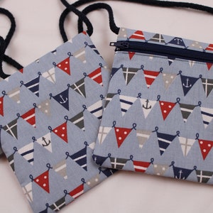 Kinder-BRUSTBEUTEL "Wimpel" mit Reißverschluss und Reflektorfähnchen; Brusttasche, Geldbörse, Geldbeutel