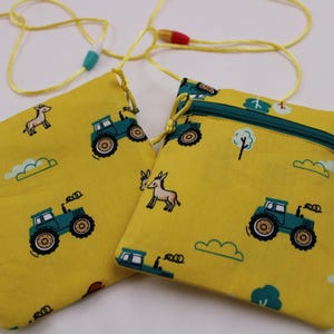 Kleiner Kinder-BRUSTBEUTEL "Traktor / Gelb" mit Sicherheitsverschluss und Reflektorfähnchen; Brusttasche, Geldbörse, Geldbeutel