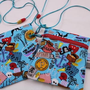 Kleiner Kinder-BRUSTBEUTEL "Piratenparty" mit Sicherheitsverschluss und Reflektorfähnchen; Brusttasche, Geldbörse, Geldbeutel