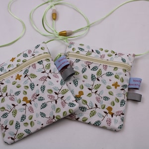 Kleiner Kinder-BRUSTBEUTEL "Im Baum" mit Sicherheitsverschluss und Reflektorfähnchen; Brusttasche, Geldbörse, Geldbeutel
