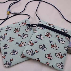 Kleiner Kinder-BRUSTBEUTEL "Papierschiffchen" mit Sicherheitsverschluss und Reflektorfähnchen; Brusttasche, Geldbörse, Geldbeutel