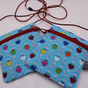 Kleiner Kinder-BRUSTBEUTEL "Herzig" mit Sicherheitsverschluss und Reflektorfähnchen; Brusttasche, Geldbörse, Geldbeutel