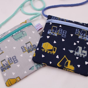 Kinder-BRUSTBEUTEL "Baufahrzeuge dunkelblau oder grau" mit Reißverschluss und Reflektorfähnchen; Brusttasche, Geldbörse, Geldbeutel