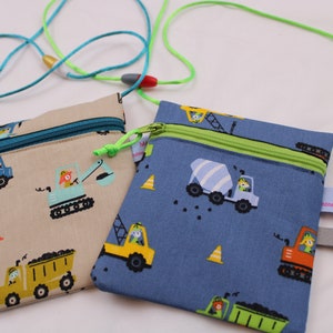Kleiner Kinder-BRUSTBEUTEL "Baumaschinen" mit Sicherheitsverschluss und Reflektorfähnchen; Brusttasche, Geldbörse, Geldbeutel