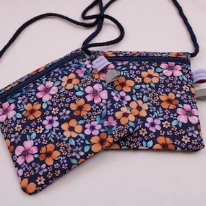 Kinder-BRUSTBEUTEL "Blumenwiese flieder/marine" mit Reißverschluss und Reflektorfähnchen; Brusttasche, Geldbörse, Geldbeutel