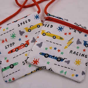 Kinder-BRUSTBEUTEL "Autorennen" mit Reißverschluss und Reflektorfähnchen; Brusttasche, Geldbörse, Geldbeutel