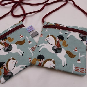 Kinder-BRUSTBEUTEL "Springreiten/Pferde" mit Reißverschluss und Reflektorfähnchen; Brusttasche, Geldbörse, Geldbeutel