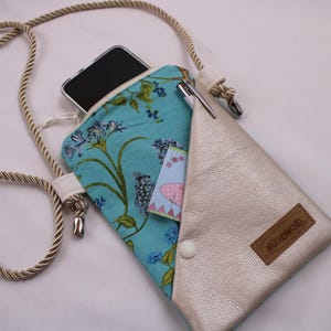Handytasche zum Umhängen;  Umhängetasche mit 2 Fächern & langer Kordel; Crossbody Tasche für viele Handy-Modelle;  Praktisch, leicht, vegan