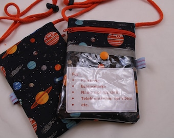 SAC DE POITRINE pour enfants "Planètes" avec compartiment transparent, bandes réfléchissantes + arrêt de cordon; Portefeuille, sac à billets