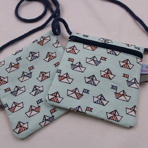 Kinder-BRUSTBEUTEL "Papierschiffchen" mit Reißverschluss und Reflektorfähnchen; Brusttasche, Geldbörse, Geldbeutel