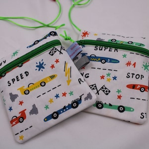 Kleiner Kinder-BRUSTBEUTEL "Autorennen" mit Sicherheitsverschluss und Reflektorfähnchen; Brusttasche, Geldbörse, Geldbeutel