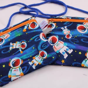 Kinder-BRUSTBEUTEL "Astronaut im Kosmos" mit Reißverschluss und Reflektorfähnchen; Brusttasche, Geldbörse, Geldbeutel