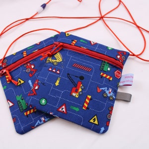 Kleiner Kinder-BRUSTBEUTEL "Baustelle" mit Sicherheitsverschluss und Reflektorfähnchen; Brusttasche, Geldbörse, Geldbeutel