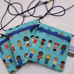 Kleiner Kinder-BRUSTBEUTEL "Kinder dieser Erde" mit Sicherheitsverschluss und Reflektorfähnchen; Brusttasche, Geldbörse, Geldbeutel