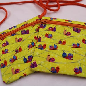 Kinder-BRUSTBEUTEL "Schneckenrennen" mit Reißverschluss und Reflektorfähnchen; Brusttasche, Geldbörse, Geldbeutel