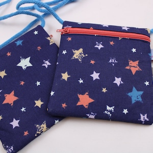 Kinder-BRUSTBEUTEL "Bunte Sterne" mit Reißverschluss und Reflektorfähnchen; Brusttasche, Geldbörse, Geldbeutel