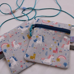 Kleiner Kinder-BRUSTBEUTEL "Einhorn/grau" mit Sicherheitsverschluss und Reflektorfähnchen; Brusttasche, Geldbörse, Geldbeutel